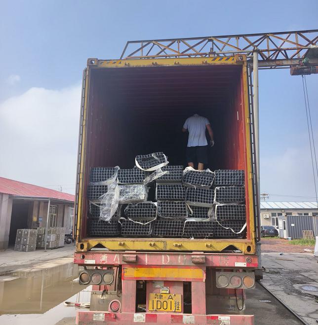 Kunnametal professionals securing heavy machinery for safe cargo transport to Iraq